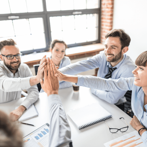 Equipe comemorando resultado positivo com gesto de high-five, simbolizando experiência do colaborador elevada com a plataforma GrowPath