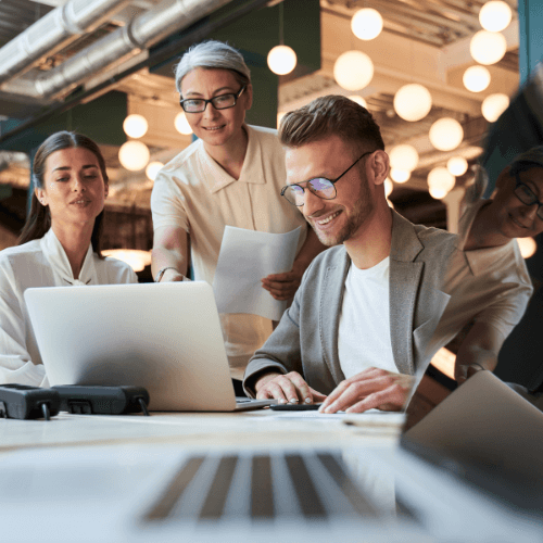 Profissionais colaborando em escritório moderno, utilizando a plataforma GrowPath para retenção de talentos e gestão estratégica de equipes